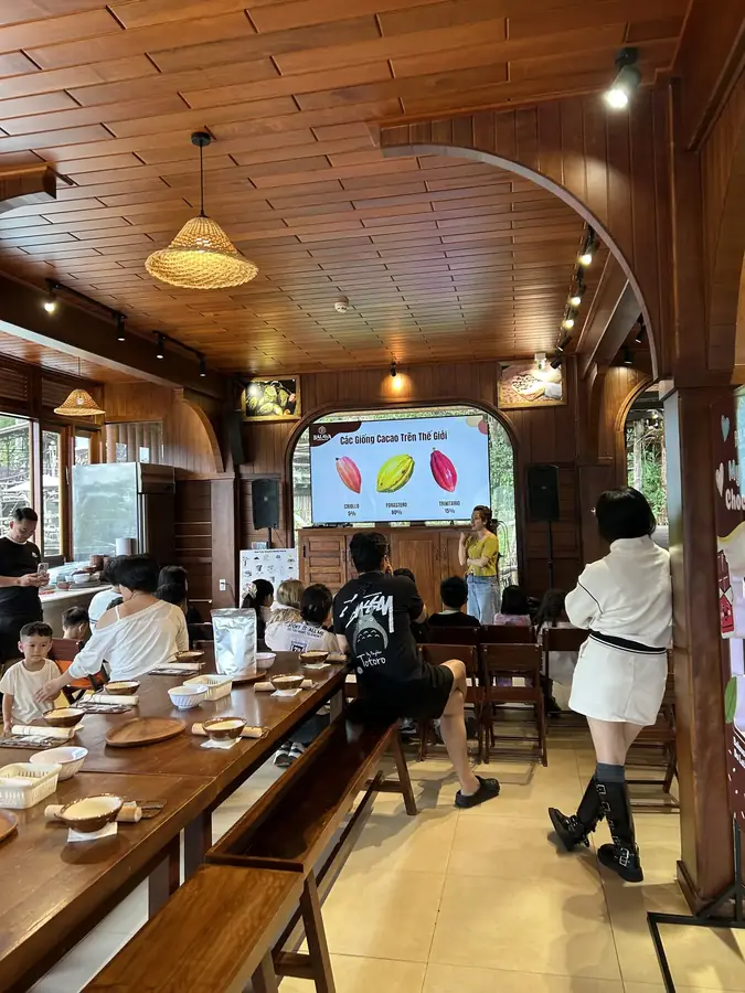 The class at Balava: cacao varieties explained on screen — Balava Chocolate House — chocolate with a tasting class, Da Lat