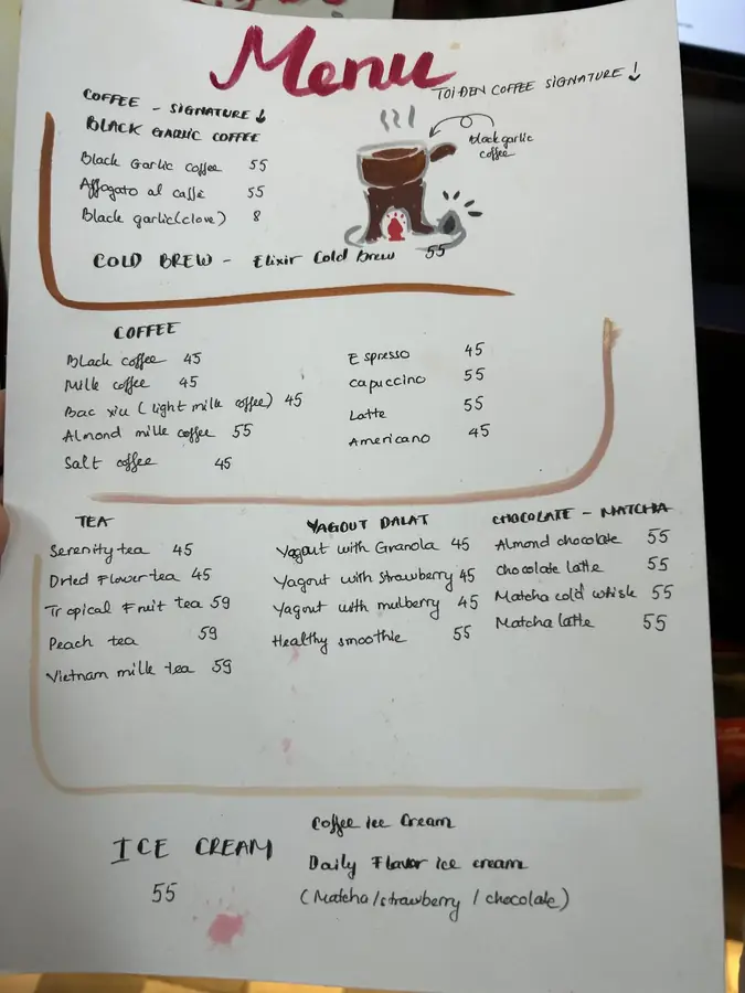 Кофе по-английски: чёрный чеснок 55, обычный кофе 45–55 тыс.₫ — Кофейня Croissant in Dalat — круассаны и кофе на чёрном чесноке, Далат