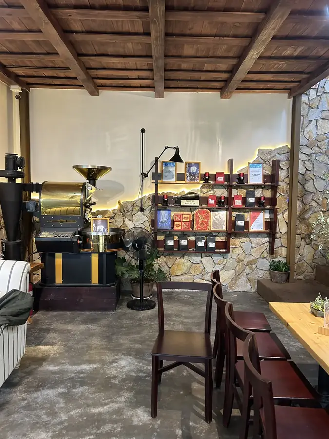 Свой обжарочный цех: ростер и полки с зерном — Кофейня Croissant in Dalat — круассаны и кофе на чёрном чесноке, Далат