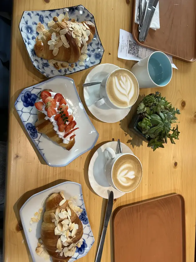 Наш заказ в Croissant in Dalat: капучино, миндальные круассаны и клубничный с кремом — Кофейня Croissant in Dalat — круассаны и кофе на чёрном чесноке, Далат