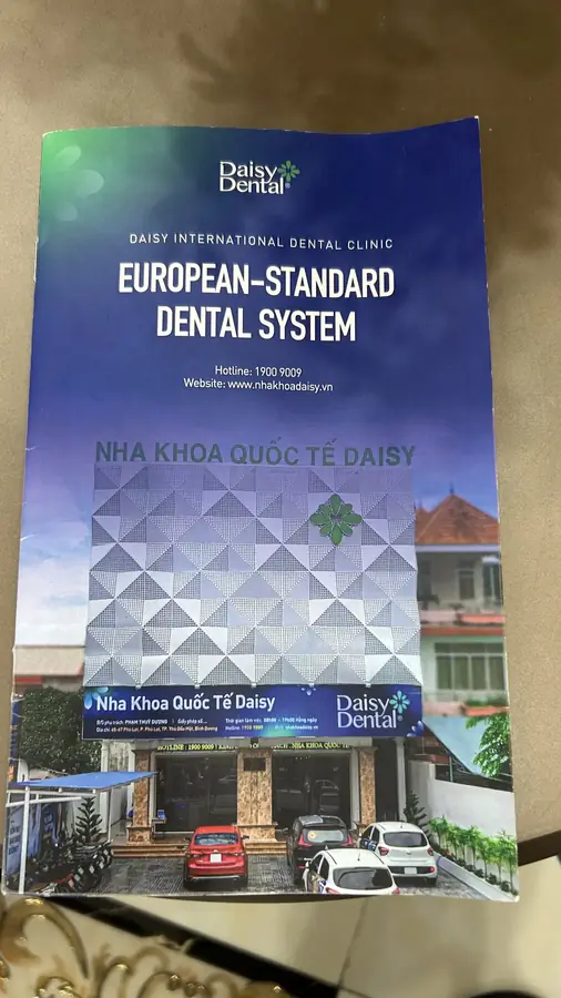 Брошюра сети Daisy Dental: горячая линия и адрес сайта — Стоматология DAISY International Dental — импланты и протезирование, Далат