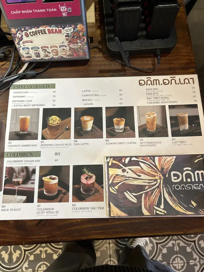 Меню: кофе и колдбрю с ценами — Đậm Đà Lạt Coffee Roasters — своя обжарка на Йерсен, Далат