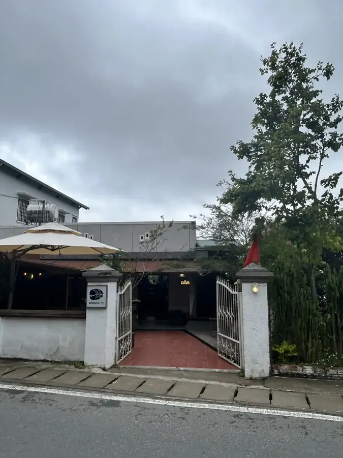 Фасад Đậm Đà Lạt Coffee Roasters на Йерсен — Đậm Đà Lạt Coffee Roasters — своя обжарка на Йерсен, Далат