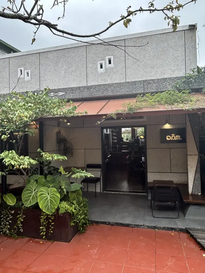 Вход и вывеска đậm — Đậm Đà Lạt Coffee Roasters — своя обжарка на Йерсен, Далат