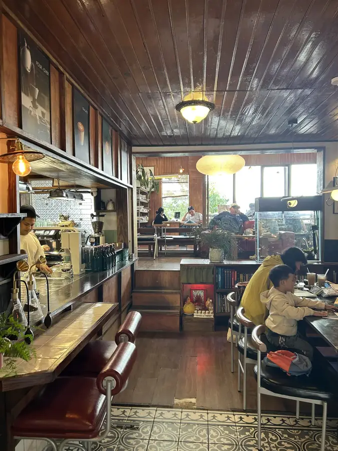 Стойка Đậm с эспрессо-машиной и пуровером — Đậm Đà Lạt Coffee Roasters — своя обжарка на Йерсен, Далат