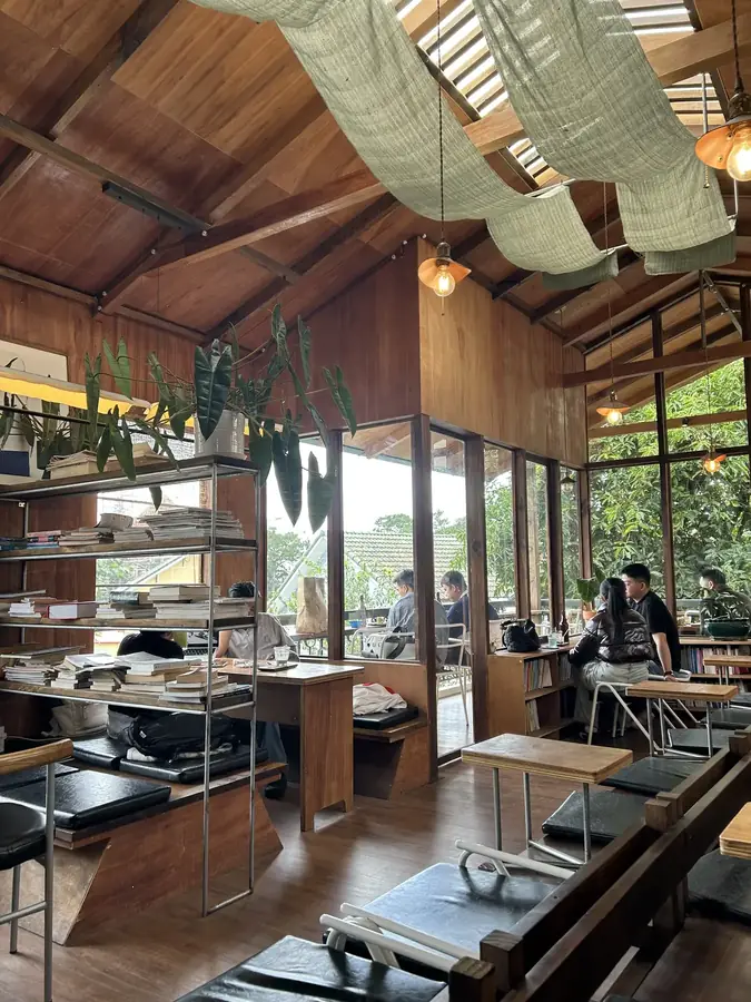 Верхний зал Đậm с окнами в зелень — Đậm Đà Lạt Coffee Roasters — своя обжарка на Йерсен, Далат