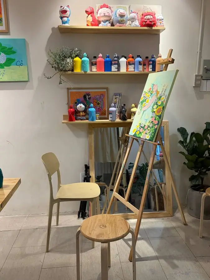 An easel, paints and shelves of toys, Đảo Mộng Mơ — Đảo Mộng Mơ — a drawing studio for children, Da Lat