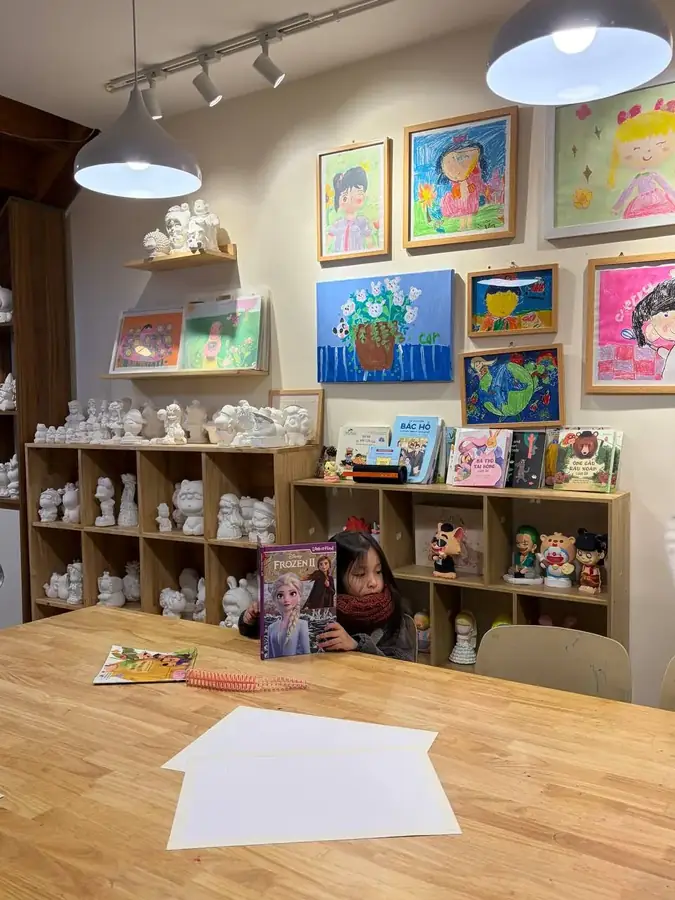 Plaster figurines and children books, Đảo Mộng Mơ — Đảo Mộng Mơ — a drawing studio for children, Da Lat