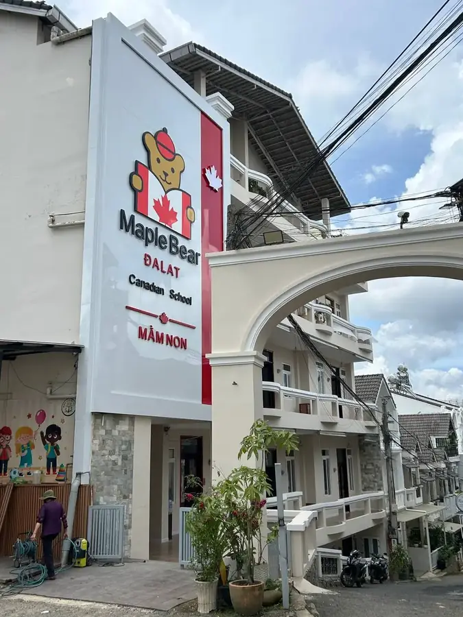The Maple Bear Da Lat building with its sign and painted children on the wall
