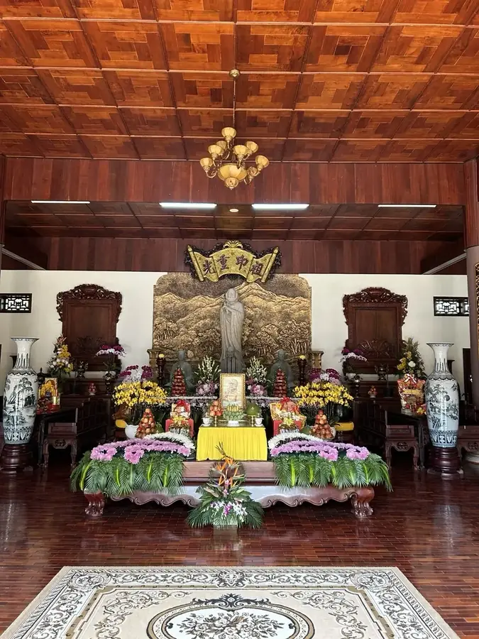 The main hall: the altar with the white Buddha, Truc Lam, Da Lat