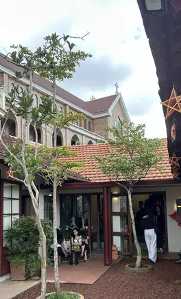 Ngoi Do coffee shop — an old tile-roofed house by Vinh Son church, Da Lat