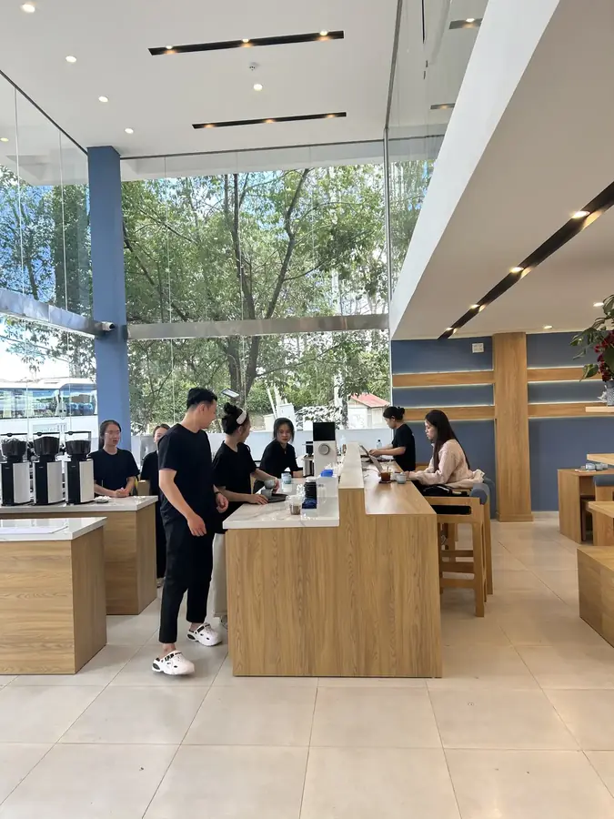 Стойка и витрина с тортами на первом этаже — Ori Coffee & Brunch — три этажа для работы и своя обжарка, Далат