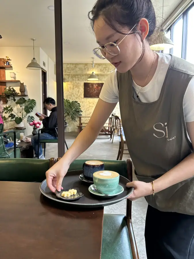 Капучино и латте в Sì Dalat — к каждой чашке маленькое печенье — Sì Dalat — кофейня с европейским кофе, Далат