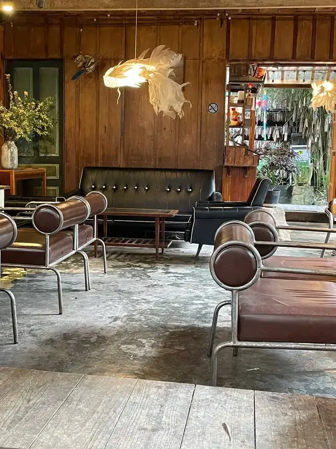 Деревянный зал Still Cafe с креслами и светильниками-рыбами — Still Cafe — японский дворик с Тоторо, Далат
