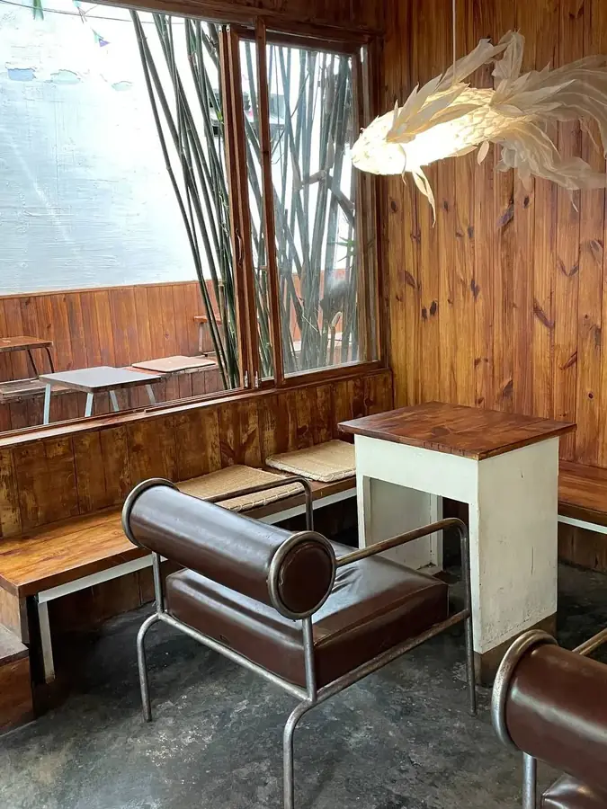 Угол зала Still Cafe: бамбук за окном — Still Cafe — японский дворик с Тоторо, Далат