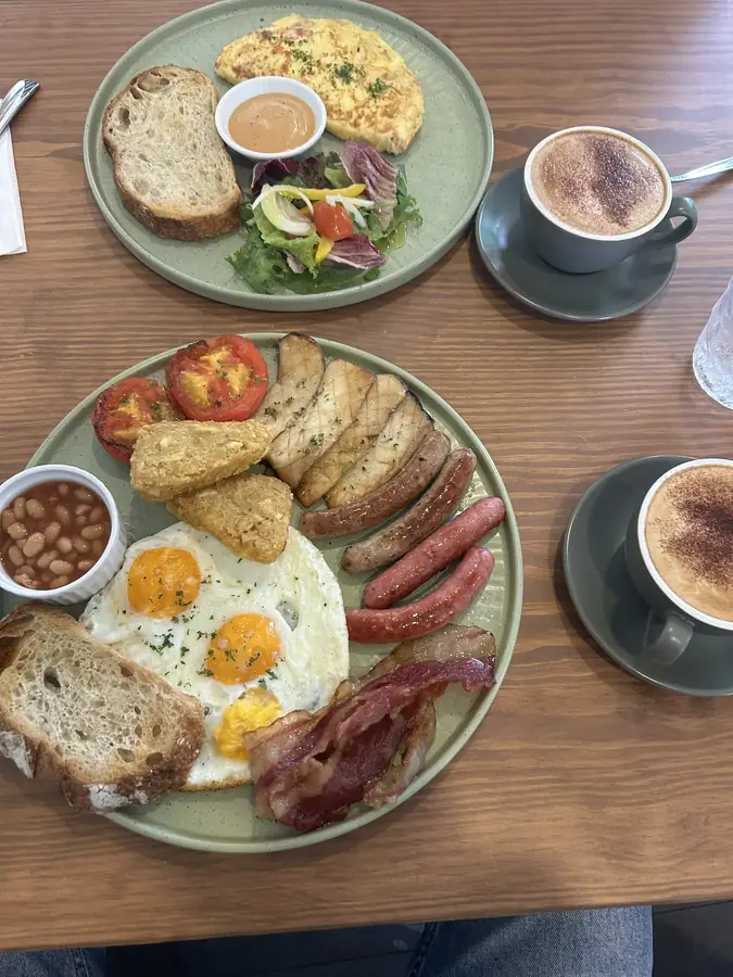 Английский завтрак и омлет с капучино — The Oliver Cafe — завтраки и бранчи по-европейски, кухня до трёх, Далат