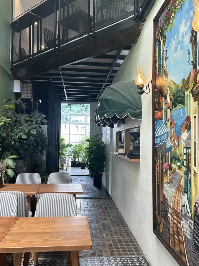 Зал с расписным потолком и лестницей наверх — The Oliver Cafe — завтраки и бранчи по-европейски, кухня до трёх, Далат