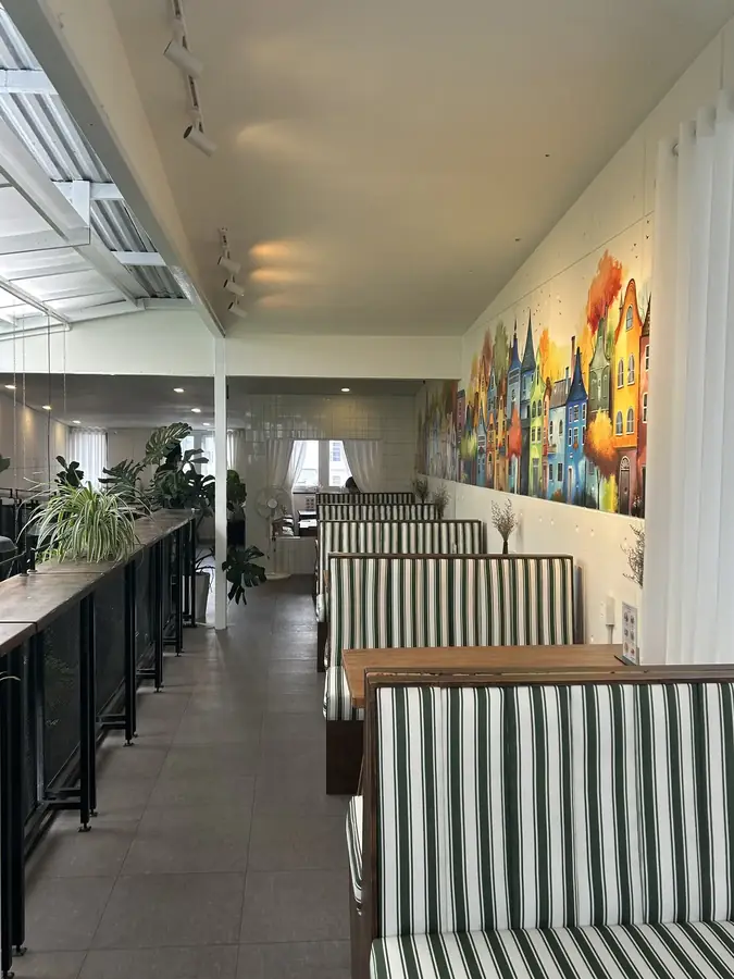 Полосатые диваны под потолком с нарисованными домиками — The Oliver Cafe — завтраки и бранчи по-европейски, кухня до трёх, Далат