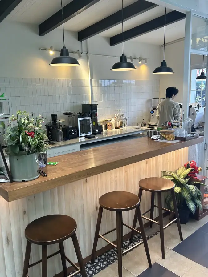 Барная стойка с эспрессо-машиной и соковыжималкой — The Oliver Cafe — завтраки и бранчи по-европейски, кухня до трёх, Далат